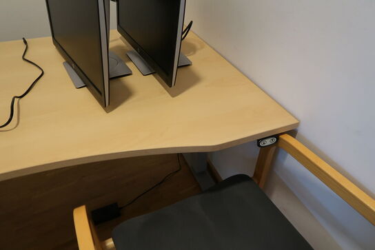 El. hæve/sænke skrivebord EFG samt 2 stk. stole