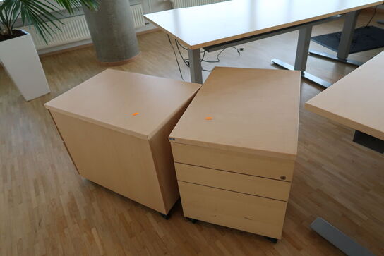 4 stk. el. hæve/sænke skrivebord EFG, skuffemoduler, reoler