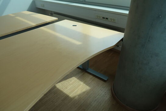 2 stk. el. hæve/sænke skrivebord EFG samt 2 stk. skuffemoduler og reol