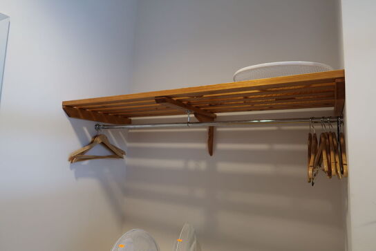 2 stk. gulvventilatorer samt hattehylde