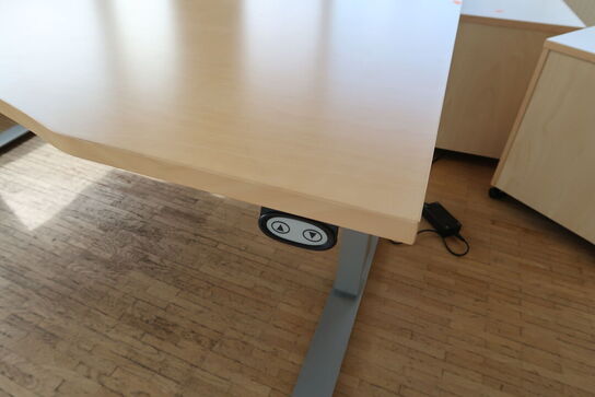 2 stk. el. hæve/sænke skrivebord EFG samt 2 stk. skuffemoduler og reol