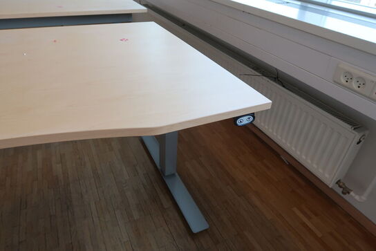 3 stk. el. hæve/sænke skrivebord EFG, reoler, skuffemodul samt whiteboards
