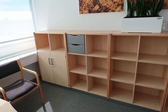 3 stk. el. hæve/sænke skriveborde EFG, reoler/skabe, stole