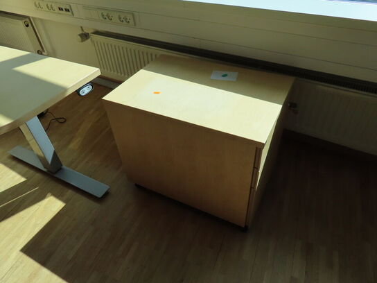 2 stk. el. hæve/sænke skrivebord EFG, reoler, skuffemoduler