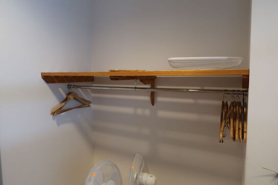 2 stk. gulvventilatorer samt hattehylde