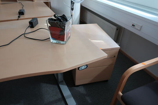 3 stk. el. hæve/sænke skriveborde EFG, reoler/skabe, stole