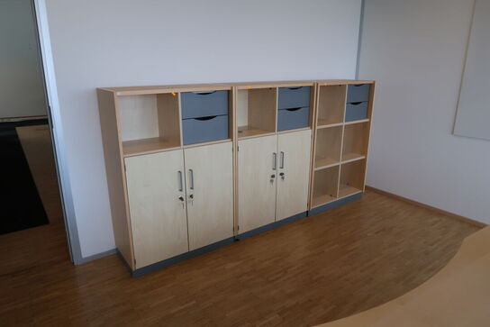 3 stk. el. hæve/sænke skrivebord EFG, reoler, skuffemodul samt whiteboards