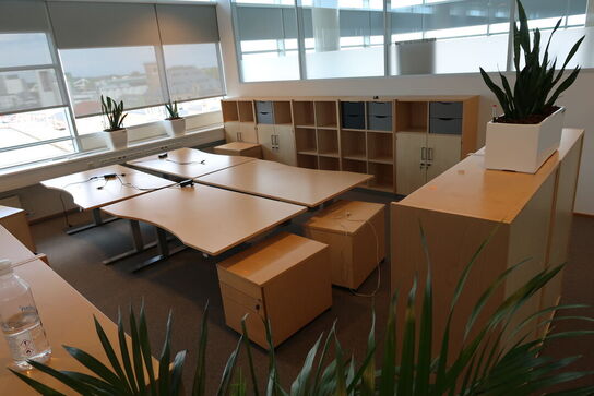 4 stk. el. hæve/sænke skrivebord EFG, reoler, skuffemoduler