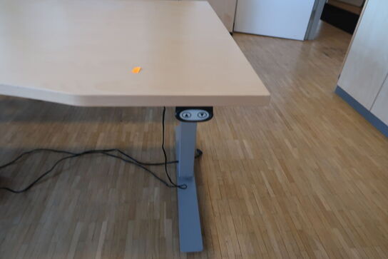 4 stk. el. hæve/sænke skrivebord EFG, reoler, skuffemoduler