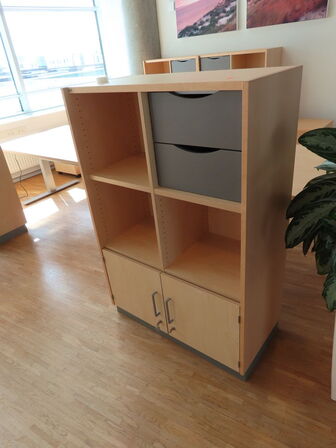 2 stk. el. hæve/sænke skrivebord EFG, reoler, skuffemoduler