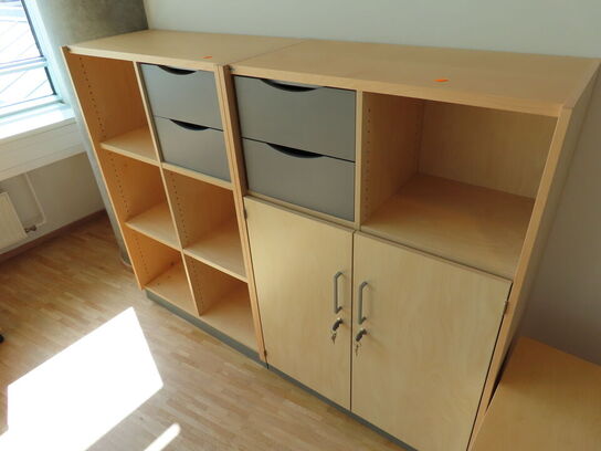 2 stk. el. hæve/sænke skrivebord EFG, reoler, skuffemoduler