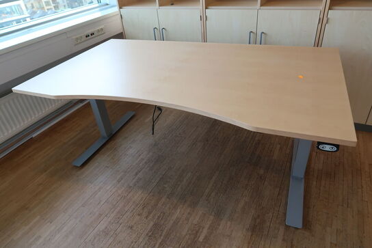 El. hæve/sænke skrivebord samt 3 stk. skabe/reoler