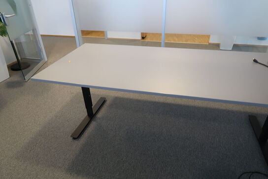 El. hæve/sænke skrivebord EFG, mødebord, reoler