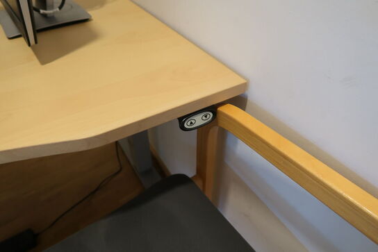 El. hæve/sænke skrivebord EFG samt 2 stk. stole