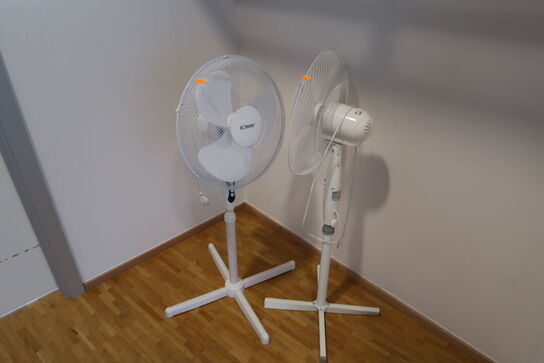 2 stk. gulvventilatorer samt hattehylde
