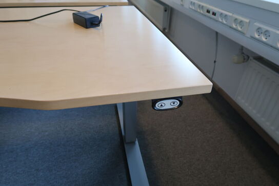 4 stk. el. hæve/sænke skrivebord EFG, reoler, skuffemoduler