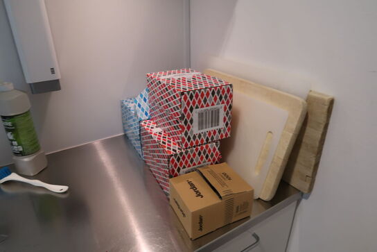 Mikrobølgeovn samt div. Køkkenservice