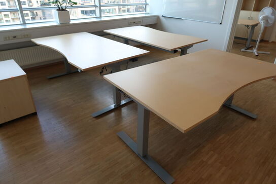 3 stk. el. hæve/sænke skrivebord EFG, reoler, skuffemodul samt whiteboards