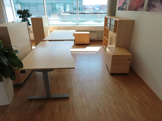 2 stk. el. hæve/sænke skrivebord EFG, reoler, skuffemoduler