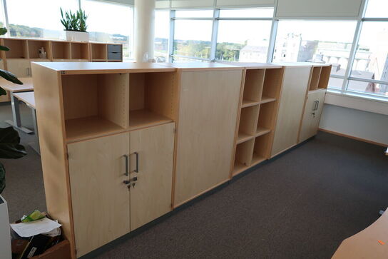 4 stk. el. hæve/sænke skrivebord EFG, reoler, skuffemoduler