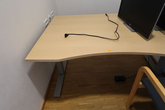 El. hæve/sænke skrivebord EFG samt 2 stk. stole