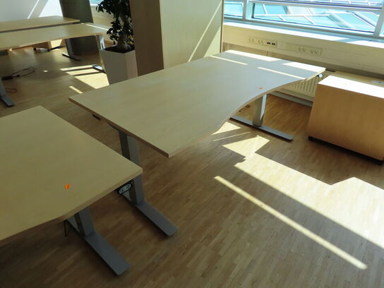 2 stk. el. hæve/sænke skrivebord EFG, reoler, skuffemoduler