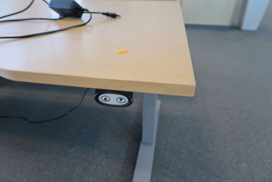 4 stk. el. hæve/sænke skrivebord EFG, reoler, skuffemoduler