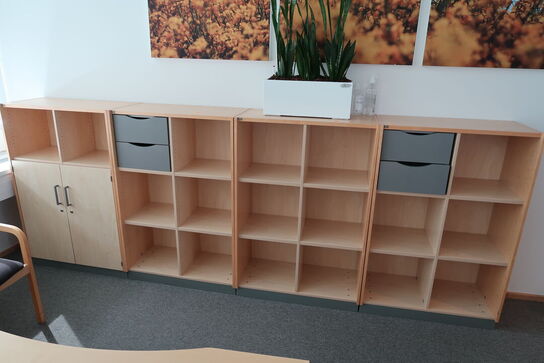 3 stk. el. hæve/sænke skriveborde EFG, reoler/skabe, stole