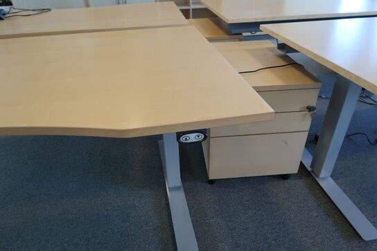 4 stk. el. hæve/sænke skrivebord EFG, reoler, skuffemoduler