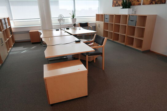 3 stk. el. hæve/sænke skriveborde EFG, reoler/skabe, stole