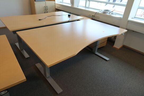 4 stk. el. hæve/sænke skrivebord EFG, reoler, skuffemoduler
