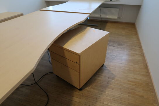 2 stk. el. hæve/sænke skriveborde EFG, reoler, skuffemoduler