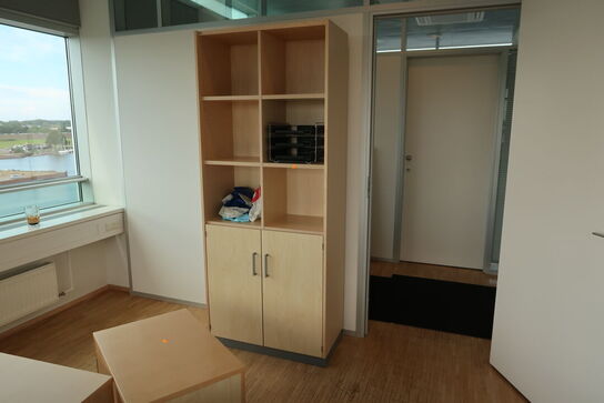 2 stk. el. hæve/sænke skrivebord EFG samt 2 stk. skuffemoduler og reol