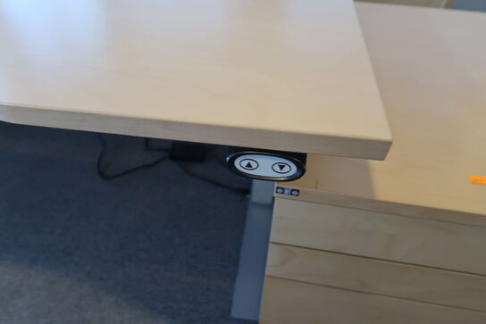 4 stk. el. hæve/sænke skrivebord EFG, reoler, skuffemoduler