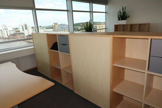 4 stk. el. hæve/sænke skrivebord EFG, reoler, skuffemoduler