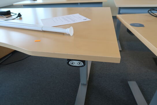 4 stk. el. hæve/sænke skrivebord EFG, reoler, skuffemoduler