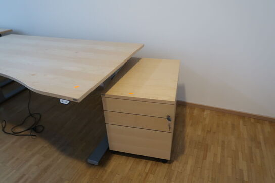 2 stk. el. hæve/sænke skriveborde EFG, KINNARPS, reoler, skuffemoduler