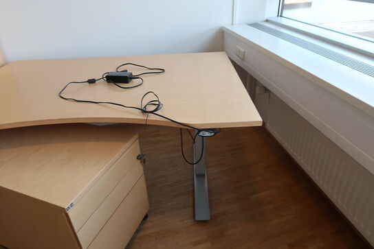 3 stk. el. hæve/sænke skrivebord EFG, skuffemoduler, reoler