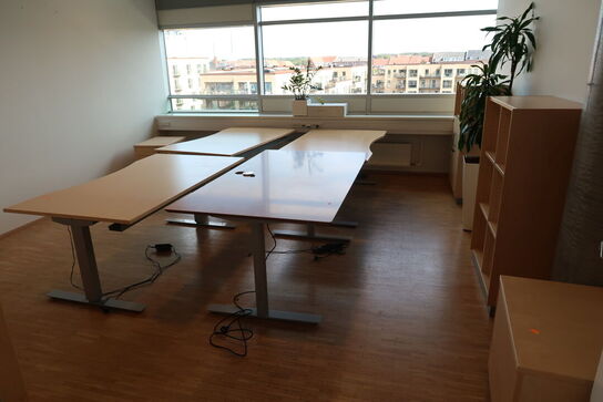 4 stk. el. hæve/sænke skrivebord EFG, reoler, skuffemoduler