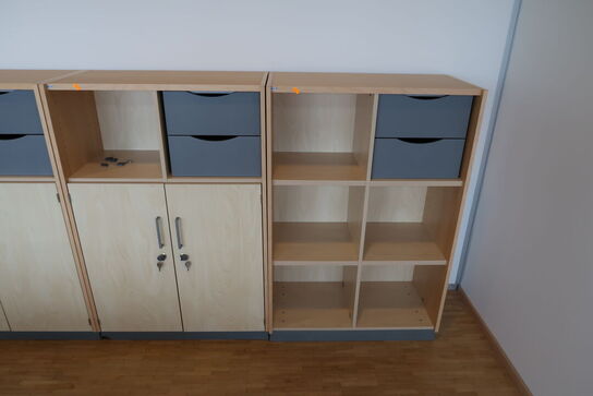 3 stk. el. hæve/sænke skrivebord EFG, reoler, skuffemodul samt whiteboards