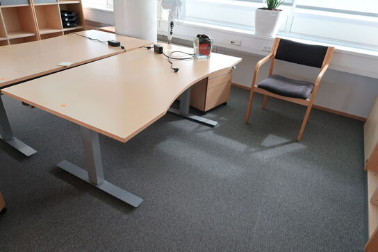 3 stk. el. hæve/sænke skriveborde EFG, reoler/skabe, stole