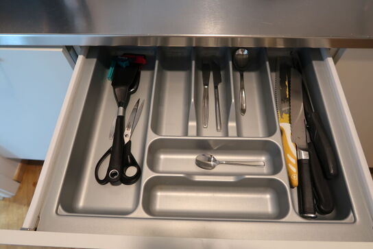 Mikrobølgeovn samt div. Køkkenservice