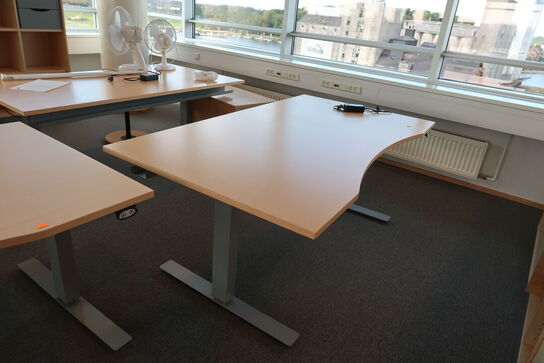 4 stk. el. hæve/sænke skrivebord EFG, reoler, skuffemoduler