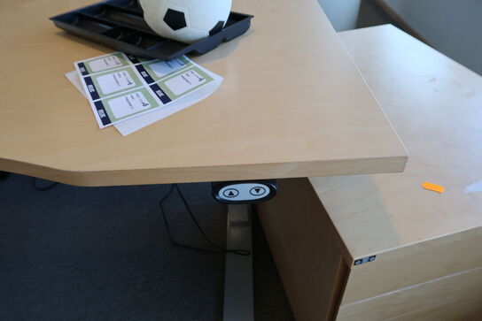 4 stk. el. hæve/sænke skrivebord EFG, reoler, skuffemoduler