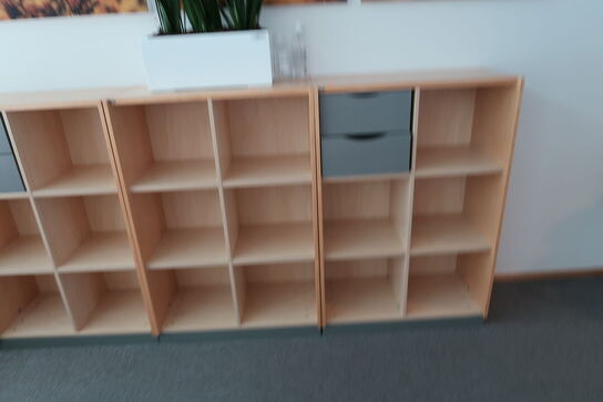 3 stk. el. hæve/sænke skriveborde EFG, reoler/skabe, stole