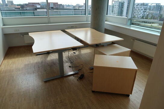 2 stk. el. hæve/sænke skrivebord EFG samt 2 stk. skuffemoduler og reol