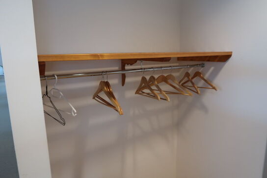 2 stk. gulvventilatorer samt hattehylde