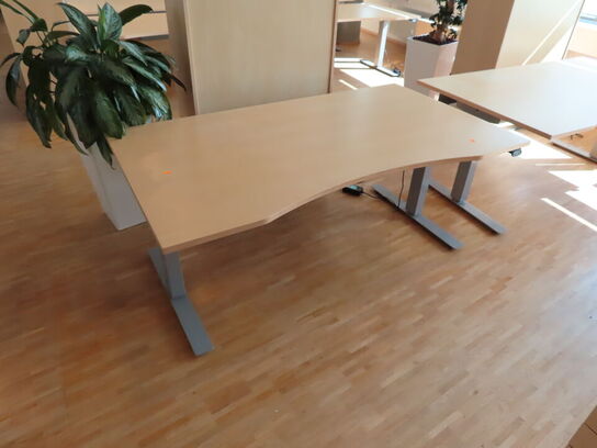 2 stk. el. hæve/sænke skrivebord EFG, reoler, skuffemoduler