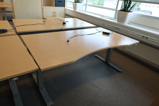 4 stk. el. hæve/sænke skrivebord EFG, reoler, skuffemoduler