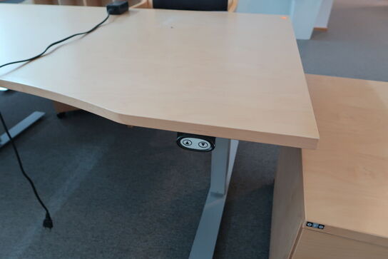 3 stk. el. hæve/sænke skriveborde EFG, reoler/skabe, stole